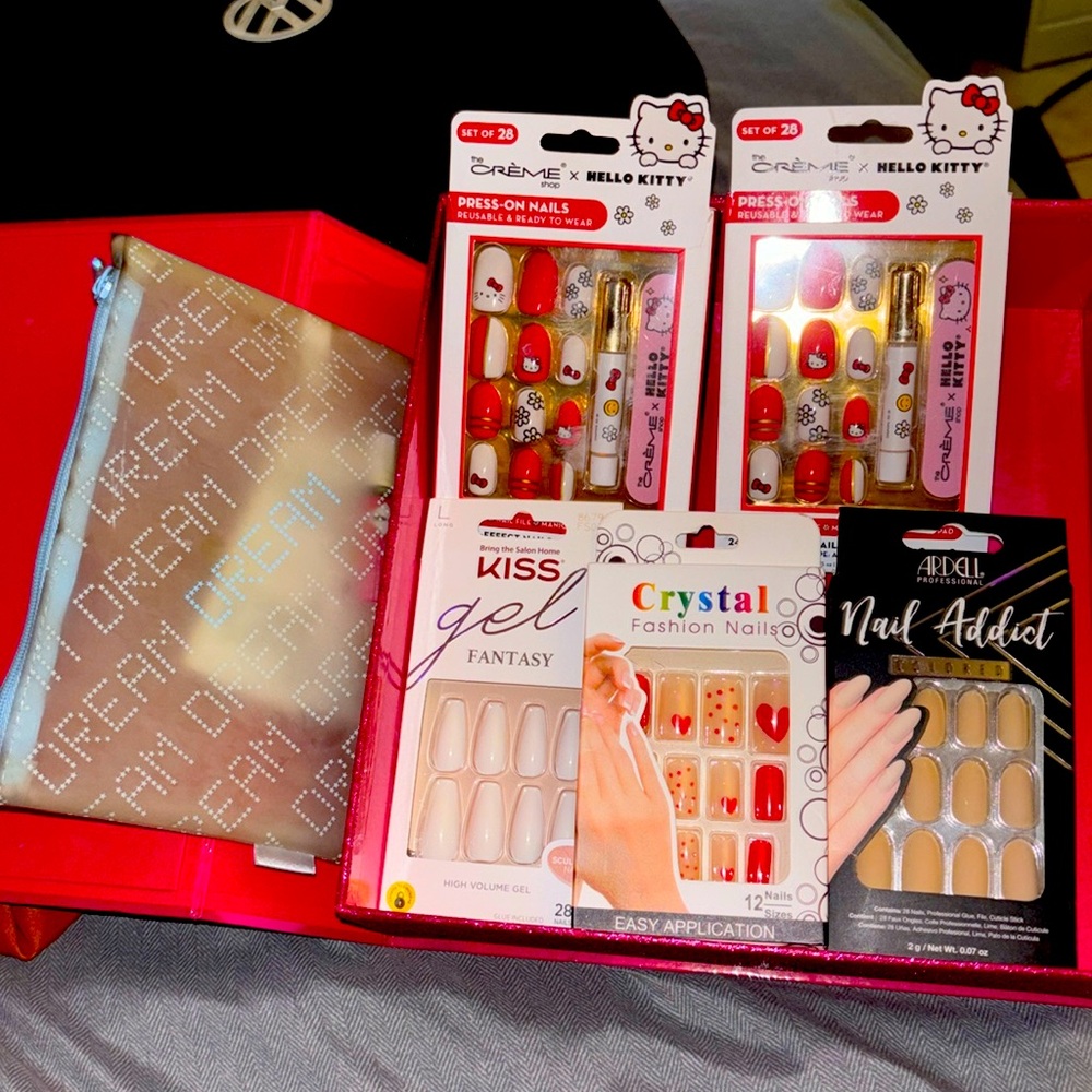 Push on nails 💅, yea I thought i would save money and wear these instead but…
